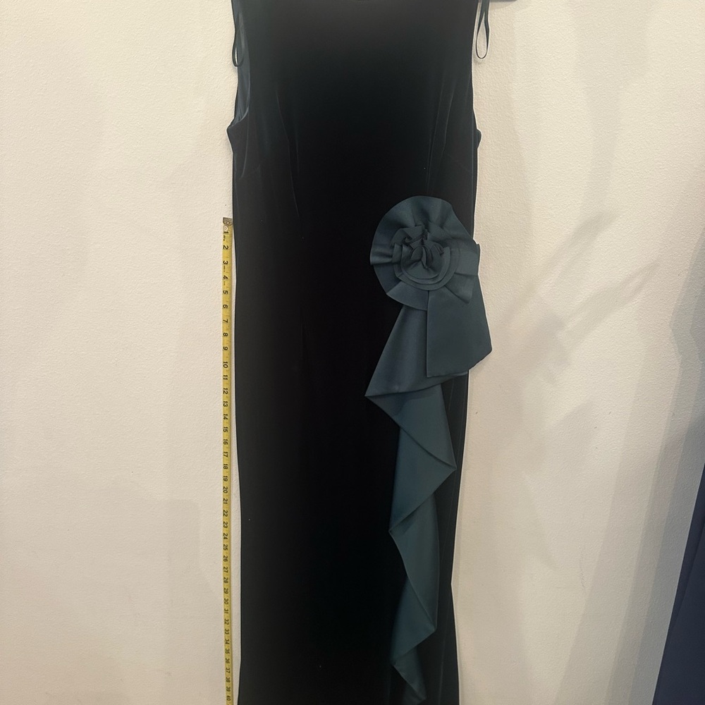 Elegant BlackVelvet Evening Dress with Teal Accent